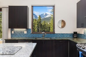 Køleskab, mikrobølgeovn, ovn, kogeplade