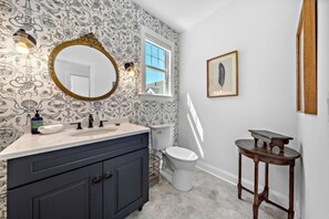 Douche, sèche-cheveux, serviettes fournies, savon