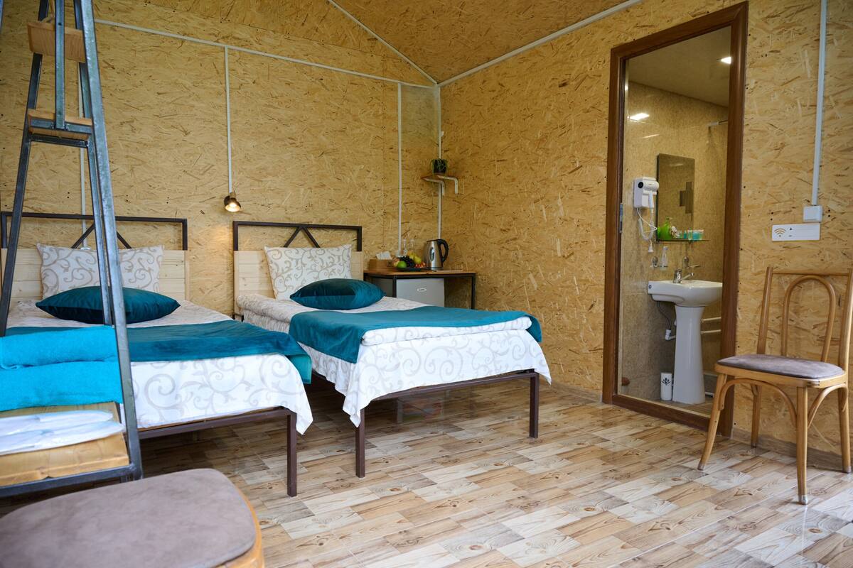 Chambre avec lits jumeaux, vue jardin | 1 chambre, chambres insonorisées, fer et planche à repasser