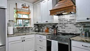 Een koelkast, een microgolfoven, een oven, een kookplaat