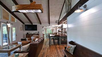 Televisie, een open haard en een tafeltennistafel