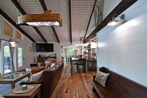 Télévision, cheminée, table de tennis de table