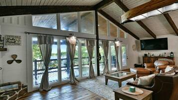 Fernseher, Kamin, Tischtennisplatte