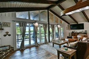 Télévision, cheminée, table de tennis de table