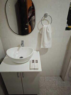 Bidet, serviettes fournies, savon, shampoing