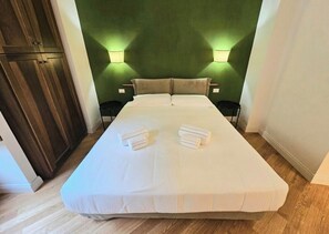 2 Schlafzimmer, Schreibtisch, Bügeleisen/Bügelbrett, Reisekinderbett