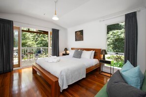 4 habitaciones, escritorio y tabla de planchar con plancha