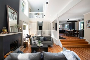 Smart TV, chimenea y libros