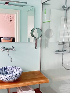 Hårføner og toalettpapir