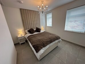 2 bedrooms, iron/ironing board, travel cot, WiFi - Tranquil & Modern Seafront Gem-Sea facing balcony (Blackpool)