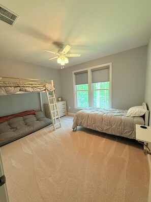 4 bedrooms, desk, WiFi, bed sheets - Deep waterfront in a quiet cove! Laid Back at Lake Anna, public side, mid-lake! (Mineral)