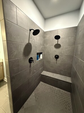 Shower, hair dryer, towels, soap - Deep waterfront in a quiet cove! Laid Back at Lake Anna, public side, mid-lake! (Mineral)