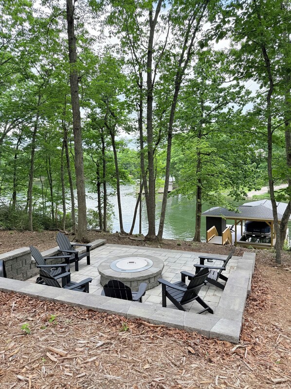 Terrace/patio - Deep waterfront in a quiet cove! Laid Back at Lake Anna, public side, mid-lake! (Mineral)