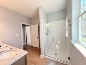 Shower, hair dryer, towels, soap - Deep waterfront in a quiet cove! Laid Back at Lake Anna, public side, mid-lake! (Mineral)