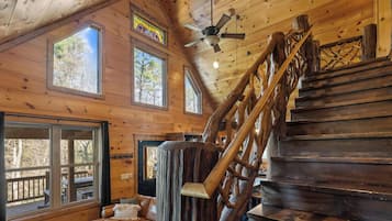 Älytelevisio, videopelejä, DVD-soitin, kirjoja