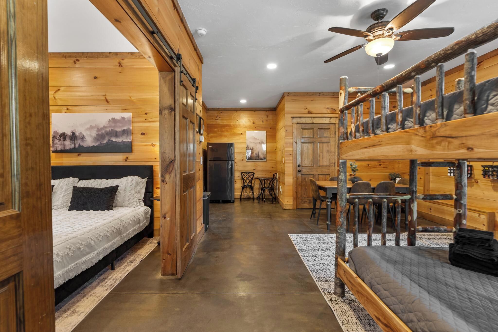 5 makuuhuonetta, työpöytä, silitysrauta/-lauta, vauvan matkasänky