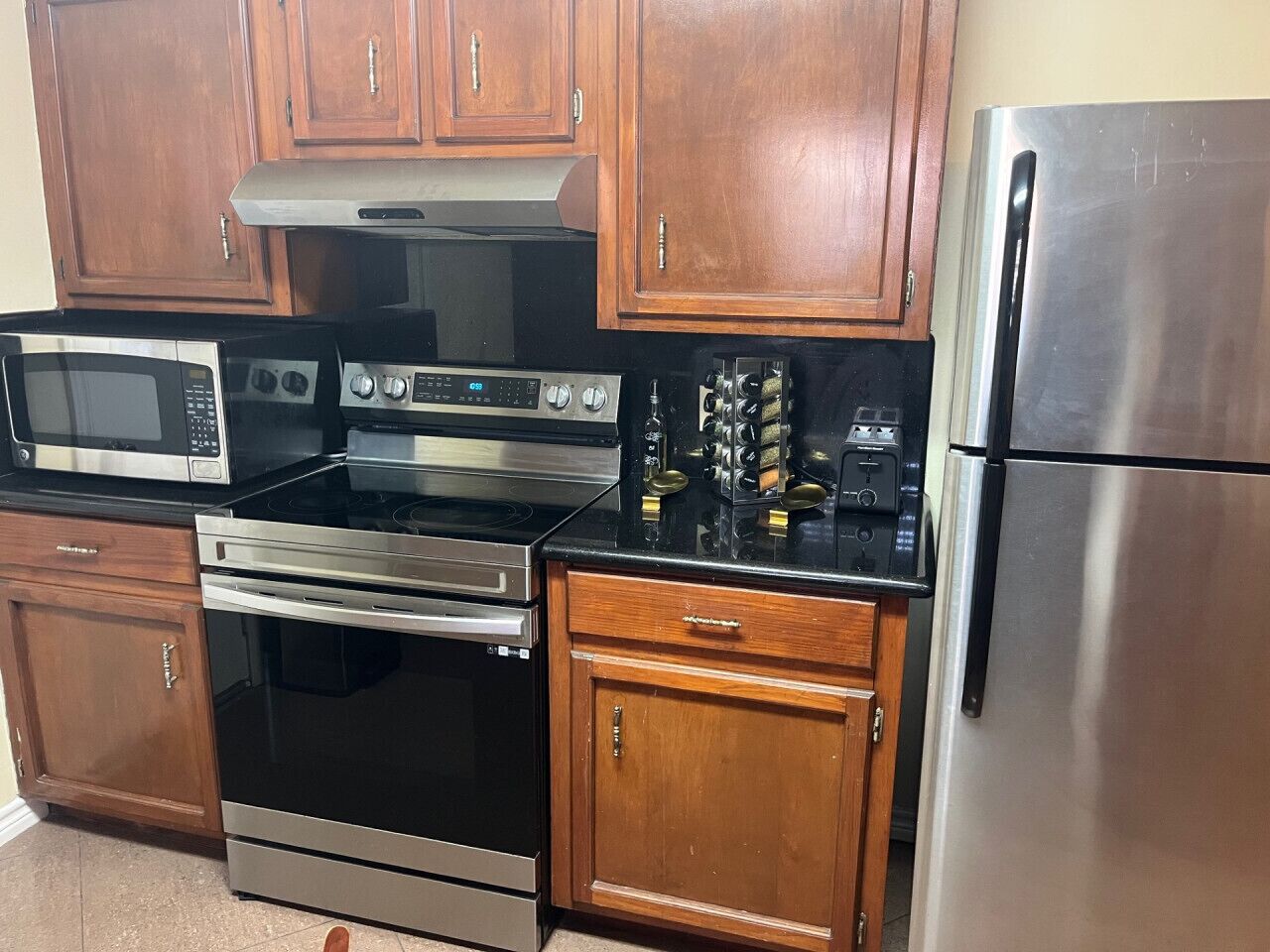 Réfrigérateur, micro-ondes, plaque de cuisson, lave-vaisselle