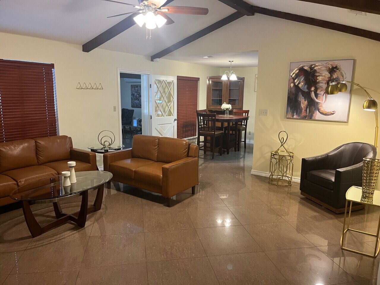 Televisor intel·ligent i taula de tennis de taula 