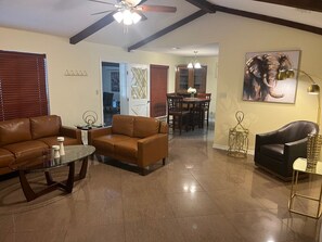 Téléviseur connecté, table de ping-pong