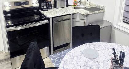 Modern & Renovated 4 Bedroom Apt - 5 min walk to the Falls