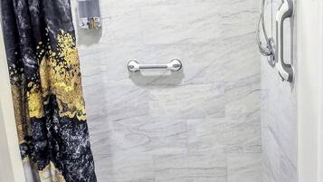 Sèche-cheveux, serviettes fournies, savon, papier toilette