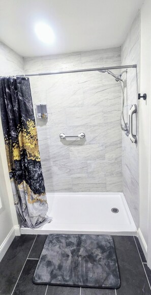Secadora de cabello, toallas, jabón, papel de baño 