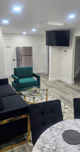 Modern & Renovated 4 Bedroom Apt - 5 min walk to the Falls