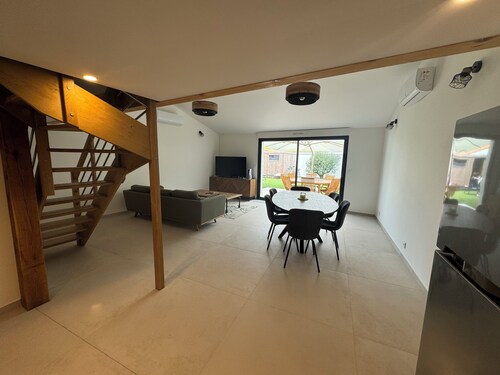 4-bedroom house with pool and air conditioning