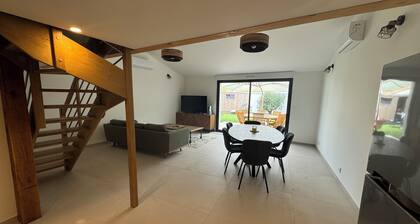 4-bedroom house with pool and air conditioning