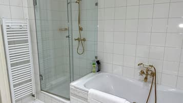 Dusche, Haartrockner, Handtücher, Seife