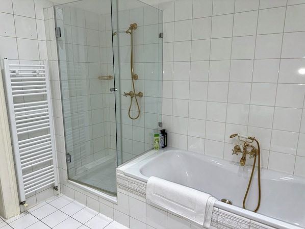 Douche, sèche-cheveux, serviettes fournies, savon