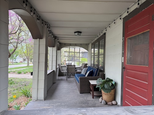 Spacious 4-bedroom house central to Des Moines near Drake Univ. Fenced yard