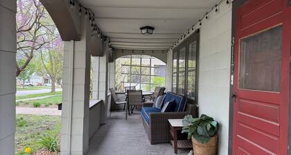 Spacious 4-bedroom house central to Des Moines near Drake Univ. Fenced yard