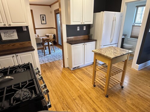 Spacious 4-bedroom house central to Des Moines near Drake Univ. Fenced yard