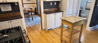 Spacious 4-bedroom house central to Des Moines near Drake Univ. Fenced yard