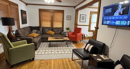 Spacious 4-bedroom house central to Des Moines near Drake Univ. Fenced yard