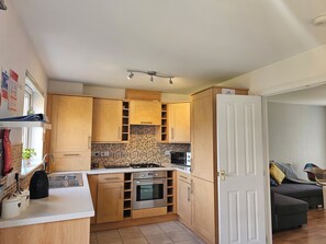 Lò vi sóng, lò nướng, bếp nấu, máy rửa bát 