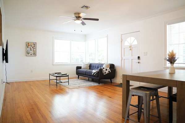 Living area - Charming 2-bedroom house in West Palm Beach (West Palm Beach)