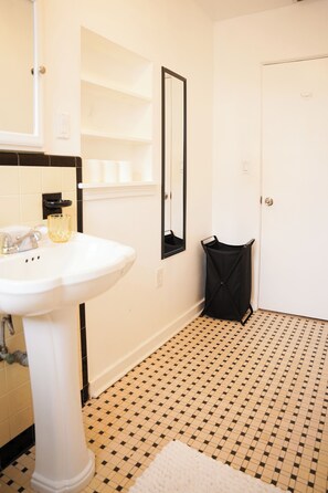 Hair dryer, toilet paper - Charming 2-bedroom house in West Palm Beach (West Palm Beach)