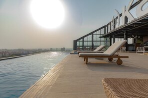 Pool - Modern 2BR near Airport (Accra)