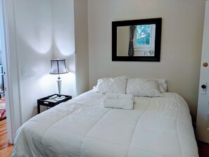 2 bedrooms, iron/ironing board, WiFi, bed sheets - Peaceful Oasis, Walking Distance to Minneapolis Lakes (Minneapolis)