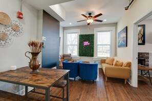 TV - Game on! Walk to Vandy, Bars & Eats! (Nashville)