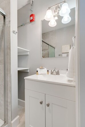 ヘアドライヤー、石鹸、シャンプー、トイレットペーパー