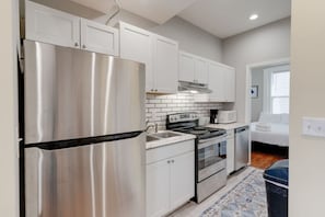 Fridge, microwave, oven, stovetop - Game on! Walk to Vandy, Bars & Eats! (Nashville)