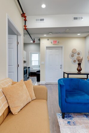 TV - Game on! Walk to Vandy, Bars & Eats! (Nashville)