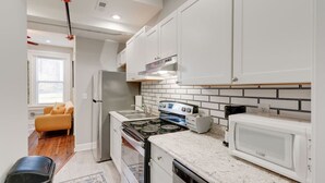 Private kitchen - Vacation stay walkable to Vanderbilt, bars and dining (Nashville)