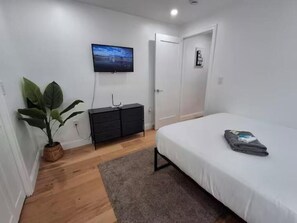 1 dormitori, planxa i posts de planxar, wifi i roba de llit
