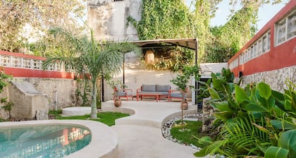 Comfortable 3-bedroom house with AC, WiFi and pool in Campeche's historic center