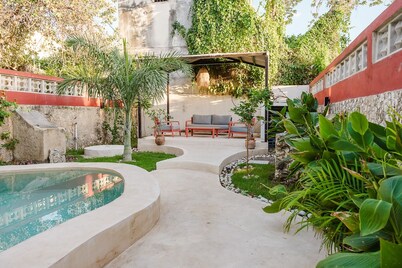 Comfortable 3-bedroom house with AC, WiFi and pool in Campeche's historic center
