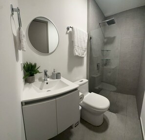 Dusche, Handtücher, Seife, Toilettenpapier